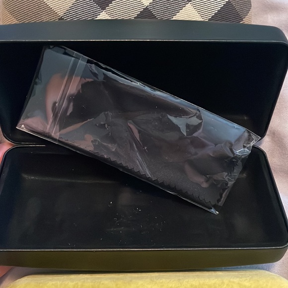 Designer sunglasses cases. - Picture 4 of 7